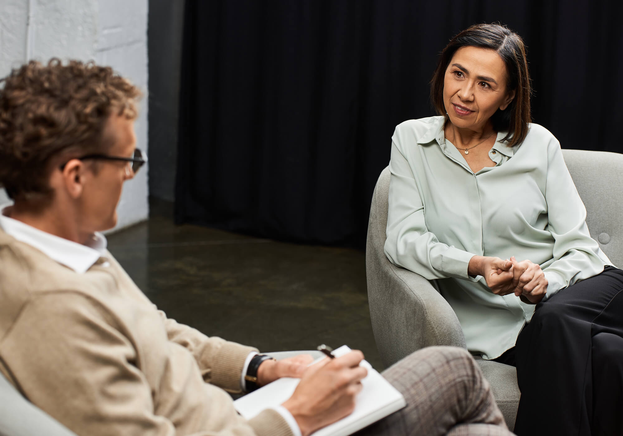 journalist-interviews-an-expert-in-a-cozy-studio-c-B6UV8Y8.jpg